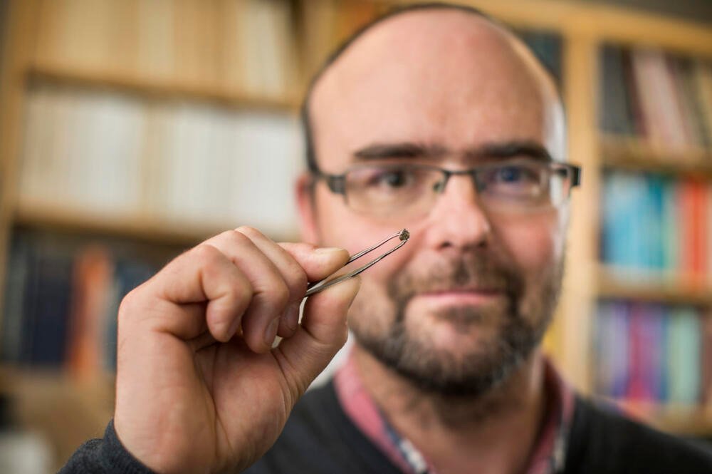 Graham Pearson hold the diamond containing ringwoodite