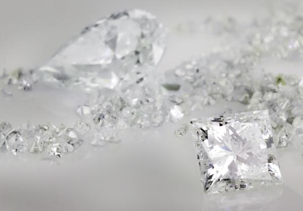Shop local to take advantage of falling diamond prices