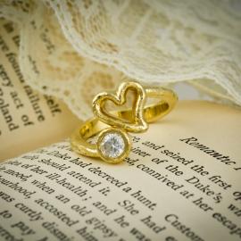 Natural texture diamond ring with heart design