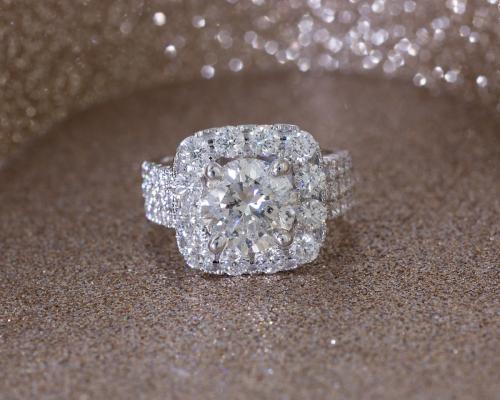 Round Brilliant Diamond Engagement Ring with Cushion Halo