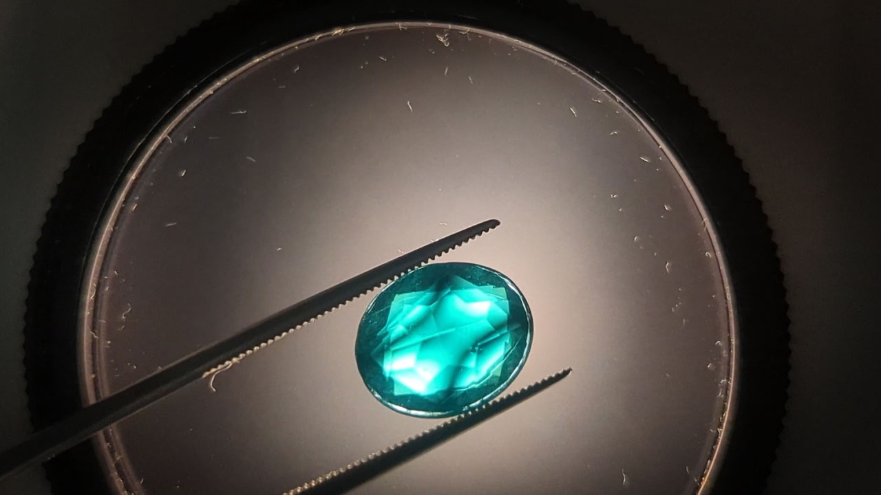 Snake banding effect on glass gem under polariscope