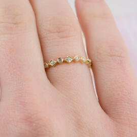 yellow gold on hand round and kite band