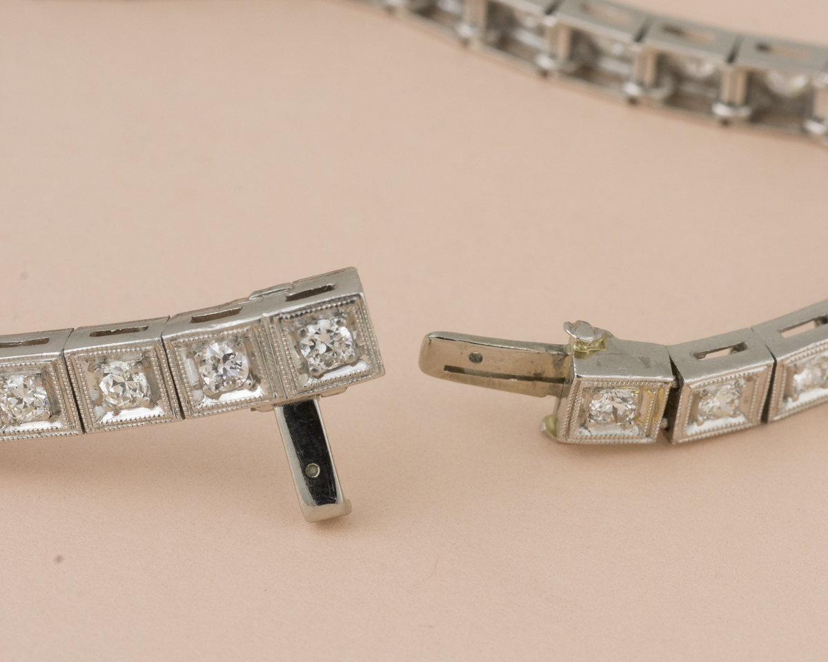 Types of Jewelry Clasps : How Is a Lobster Like a Fish Hook? : Arden  Jewelers