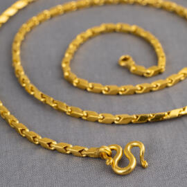 A yellow gold baht chain
