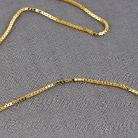 A yellow gold box chain