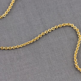 A yellow gold cable chain