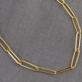 A close up of a yellow gold paperclip chain
