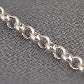 A silver rolo chain