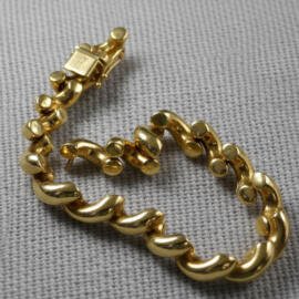 The obverse of a yellow gold San Marco chain