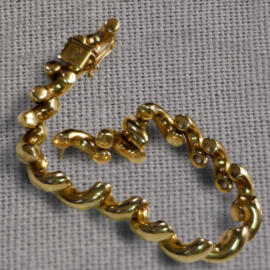 The obverse of a yellow gold San Marco chain