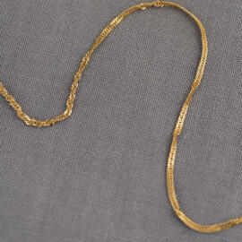 A yellow gold Singapore chain